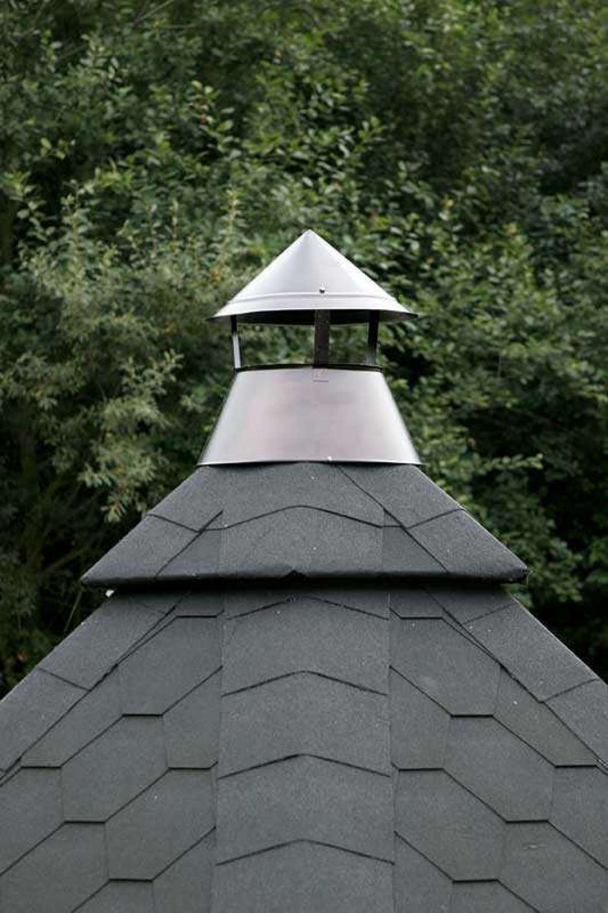 Grillkota Gard 3833 mit schwarzen Dachschindeln